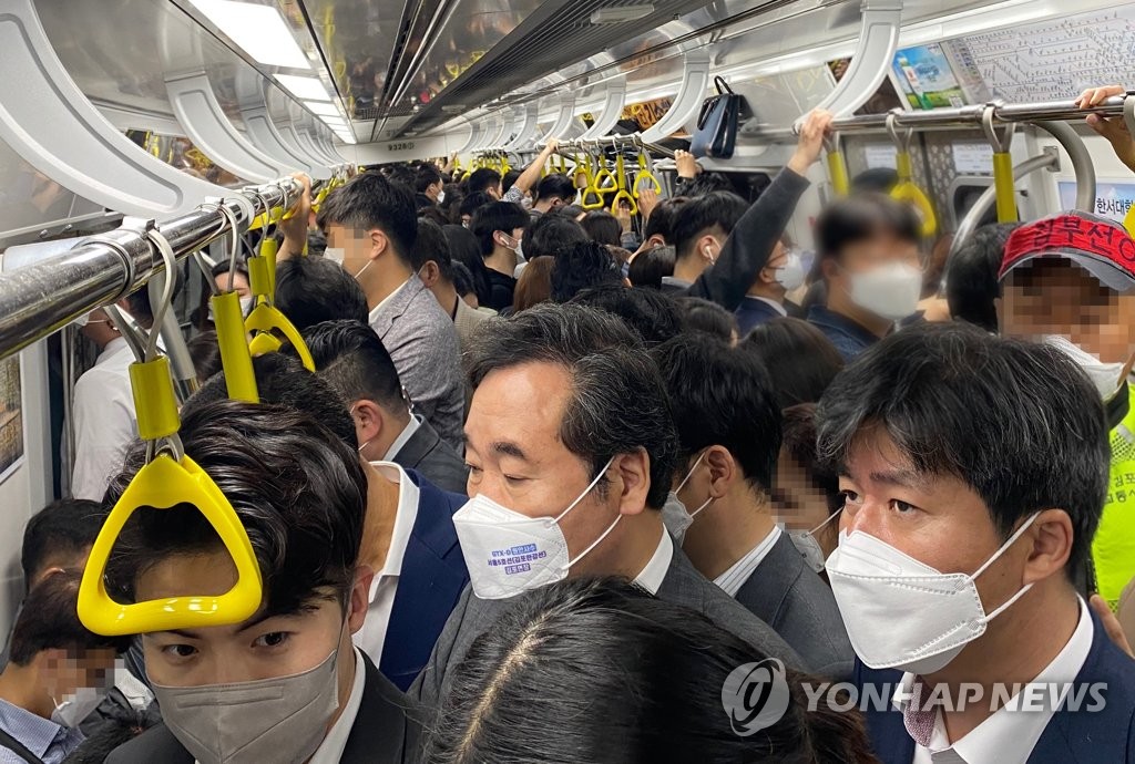 김포 혼잡한 출근길 지하철 체험하는 이낙연
