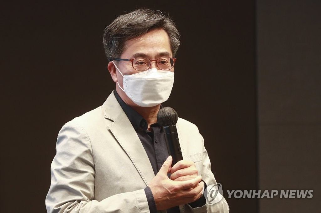 인사말하는 김동연 유쾌한반란 이사장