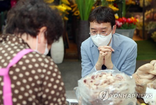 서문시장 상인과 얘기하는 김웅 의원