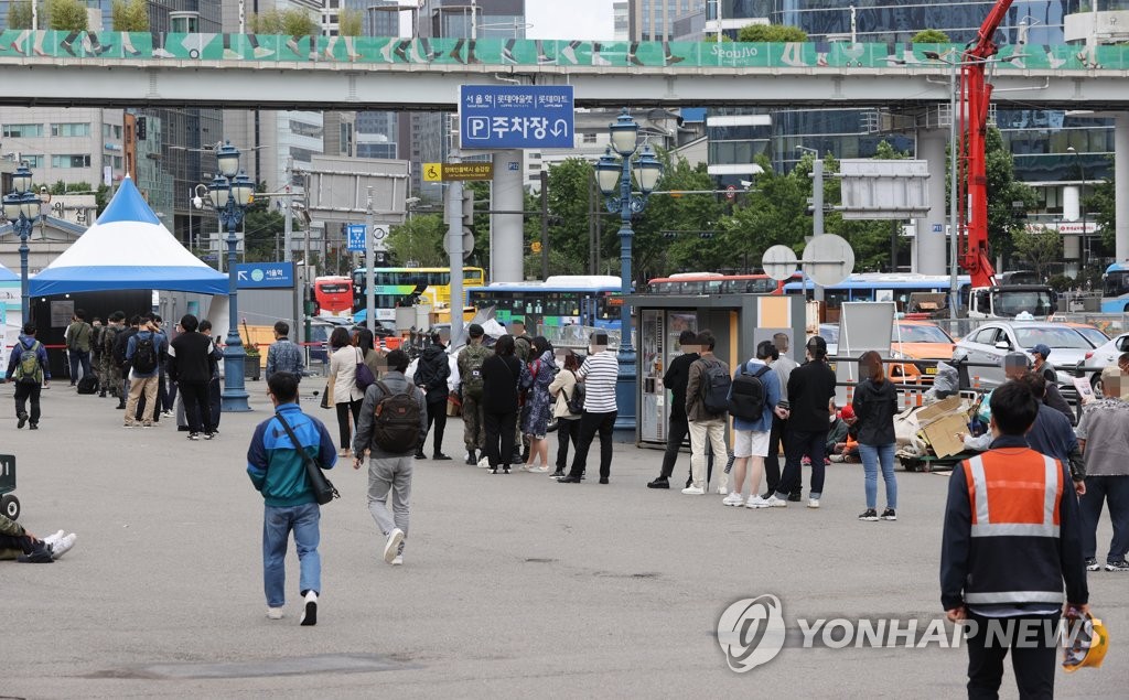 선별진료소 앞 긴 줄