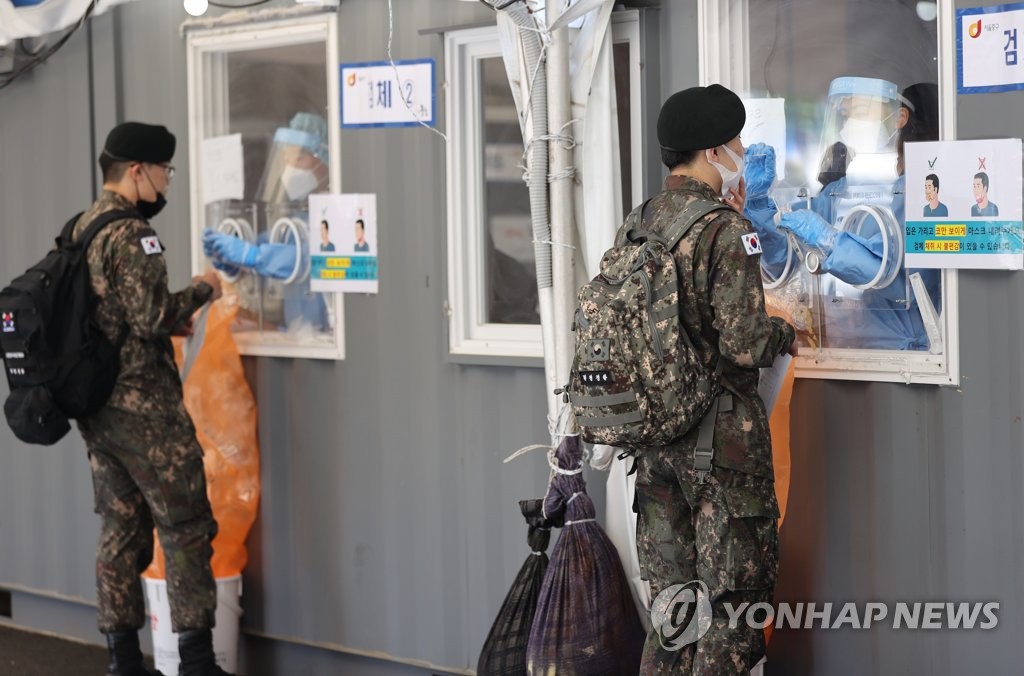 Des soldats de l'armée de terre passent un test de dépistage du nouveau coronavirus (Covid-19) au centre installé à la gare de Séoul, le mardi 25 mai 2021.