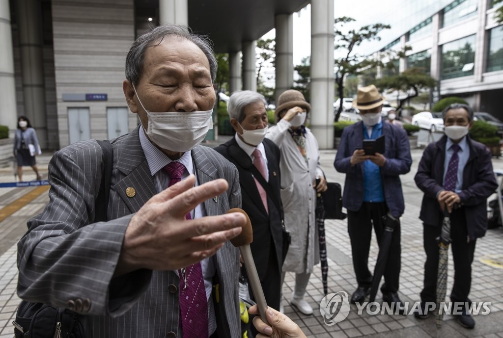 취재진과 인터뷰하는 강제 징용 소송 당사자들