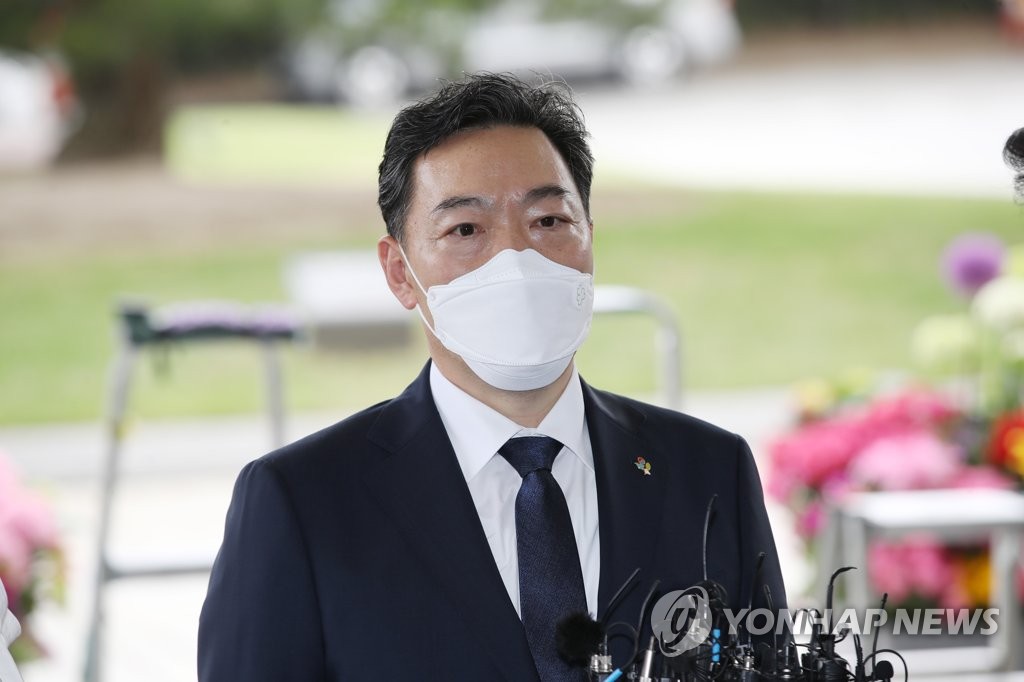 취재진 질문에 답하는 김오수 신임 검찰총장