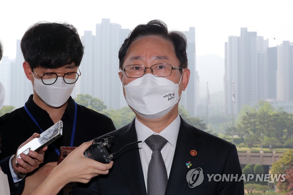 답변하는 박범계 법무부 장관