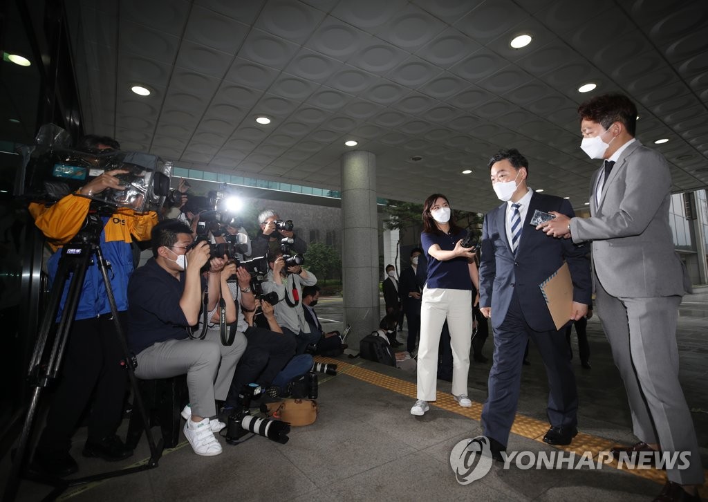 김오수 검찰총장, 취재진 질문받으며
