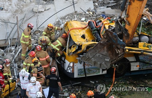 버스 안으로 진입하는 구조대원