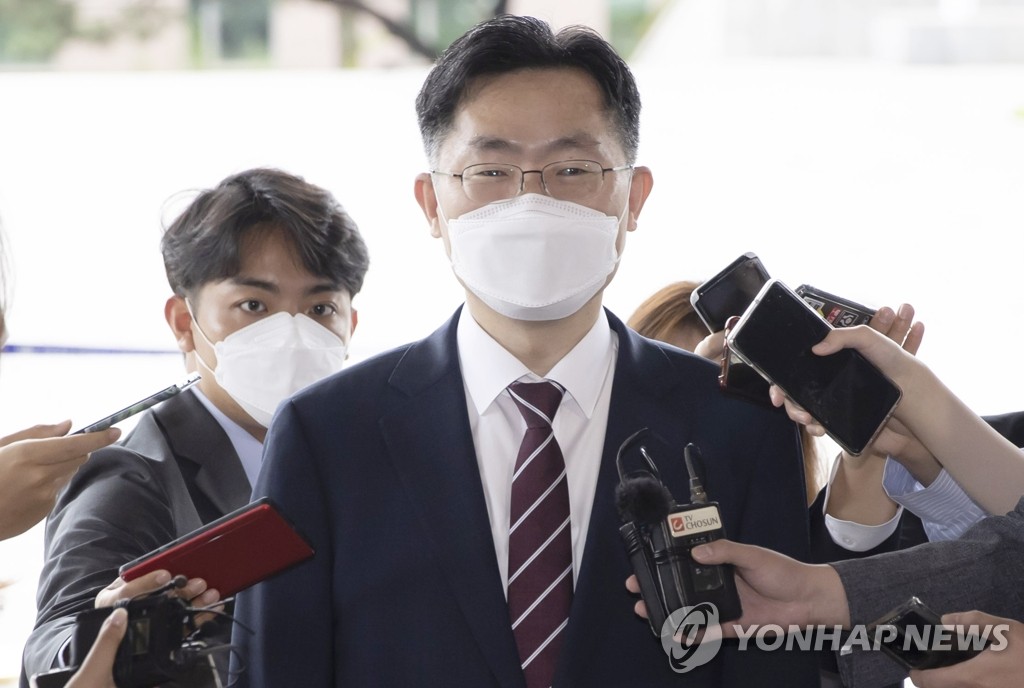 취재진 질문에 답하는 이정수 서울중앙지검장
