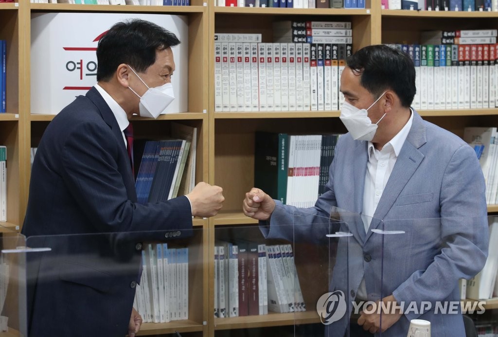 Ex-skipper of Cheonan warship visits opposition party Ex-skipper of Cheonan warship visits opposition party