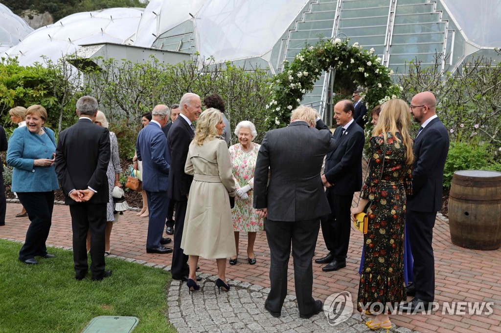 G7 정상들과 대화하는 엘리자베스 2세 영국 여왕