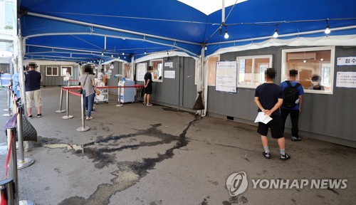 코로나19 신규 확진, 닷새 만에 400명대로 내려와