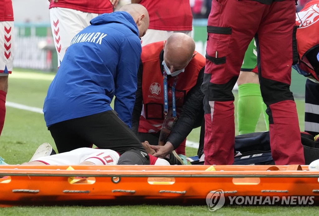 축구경기 중 쓰러져 심폐소생술 받는 덴마크 국가대표 에릭센