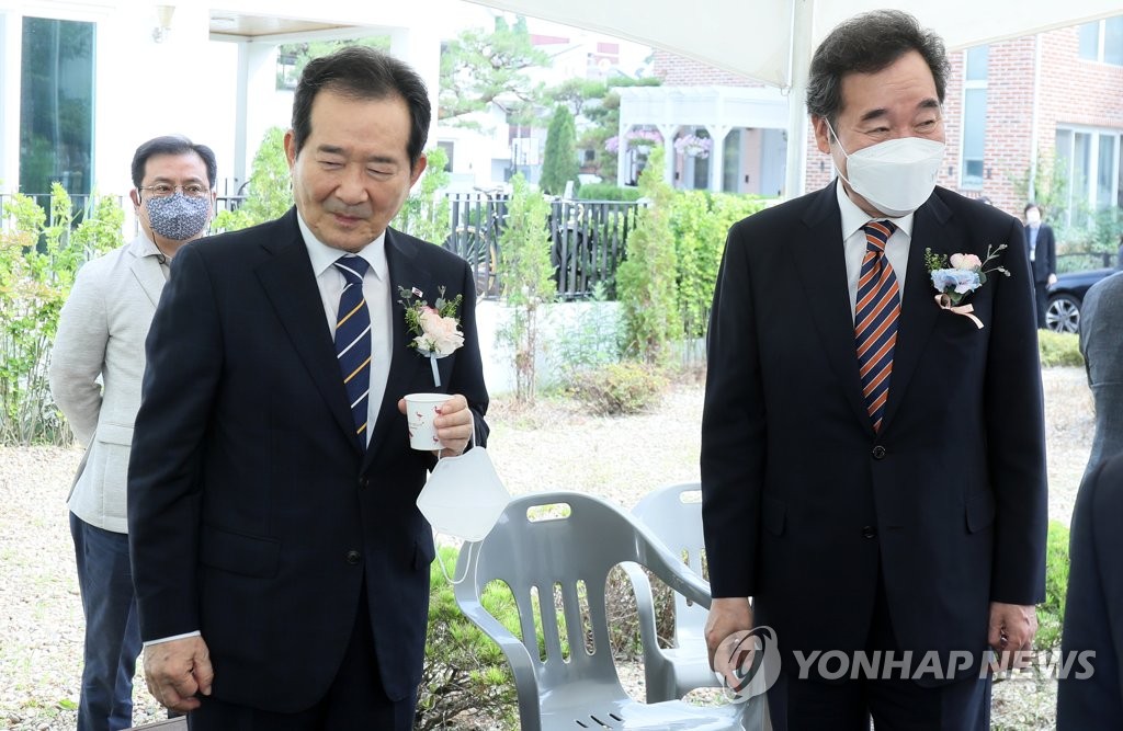 김대중 전 대통령 사저 기념관서 만난 이낙연-정세균