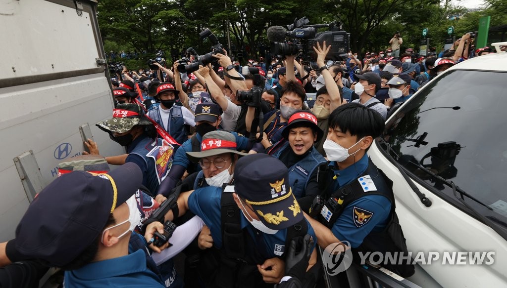 택배노조, 방송 장비 옮기다 경찰과 대치