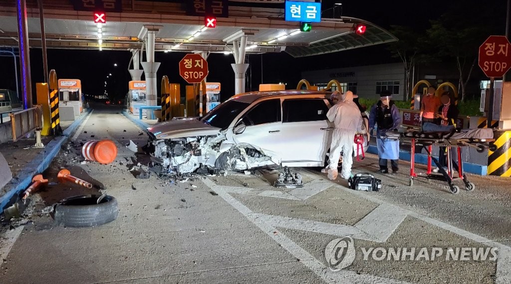 춘천요금소 분리대 들이받은 음주운전 차량
