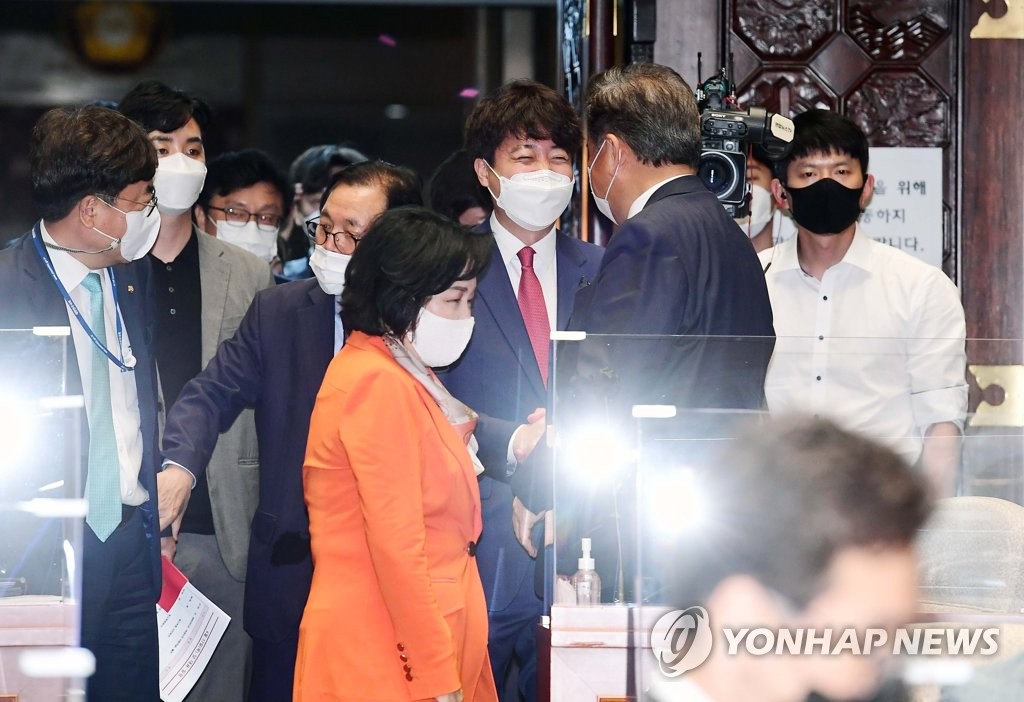 의원총회 입장하는 국민의힘 이준석 당 대표