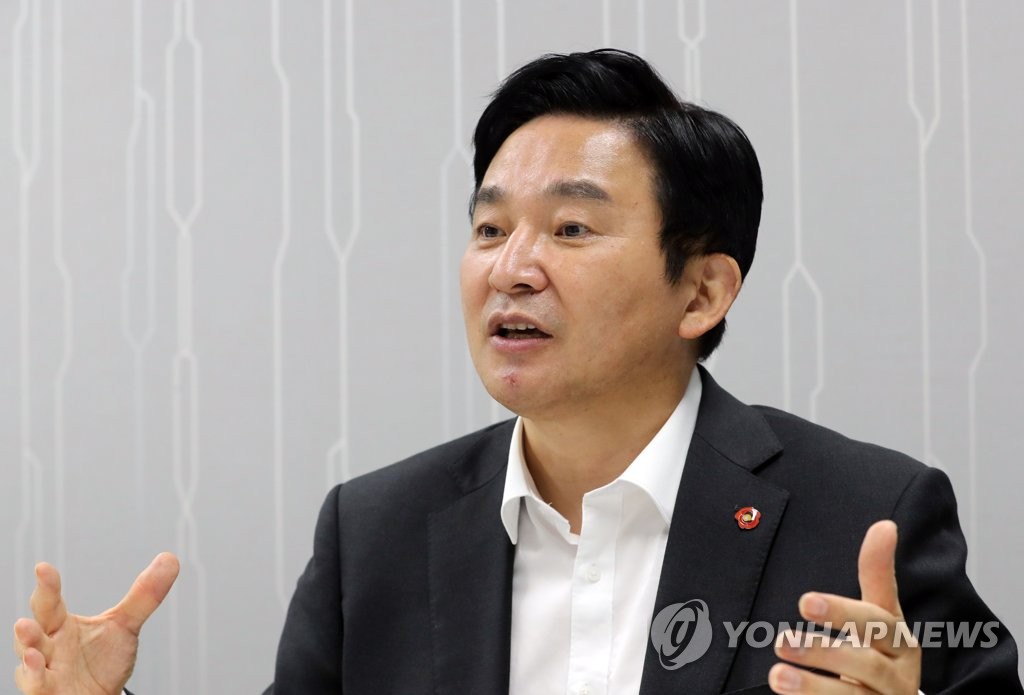 연합뉴스와 인터뷰하는 원희룡 제주도지사