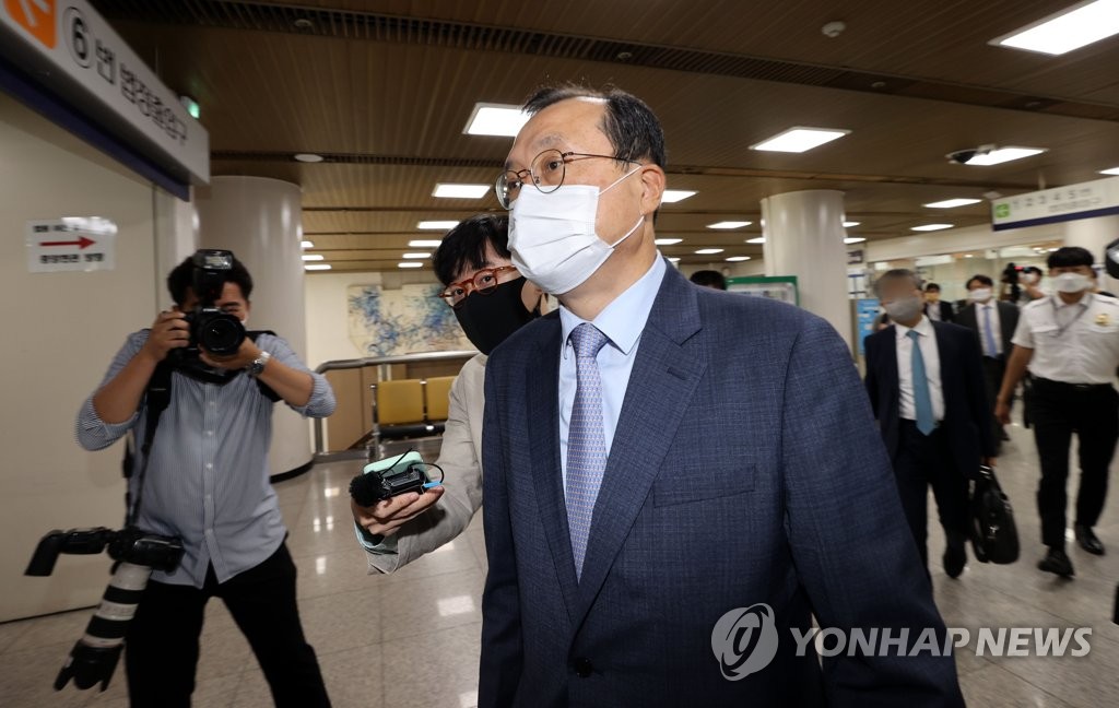 법정 향하는 임성근 전 부장판사