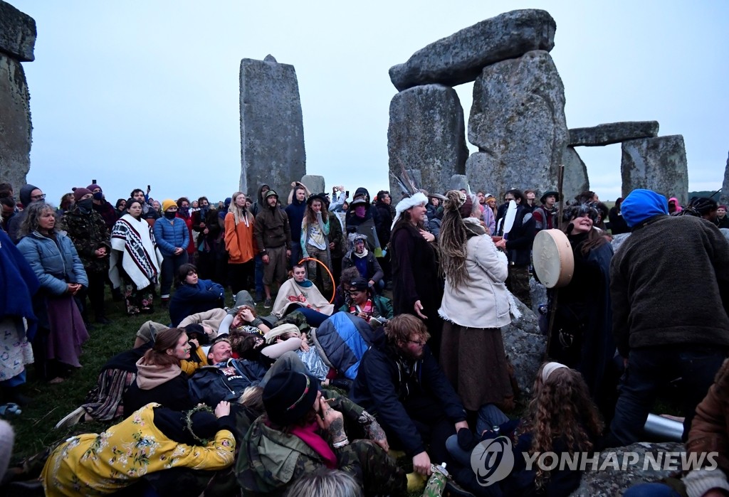 '고대유적 해돋이'…단속에도 영국 스톤헨지에 몰려든 하지 축제 참가자들