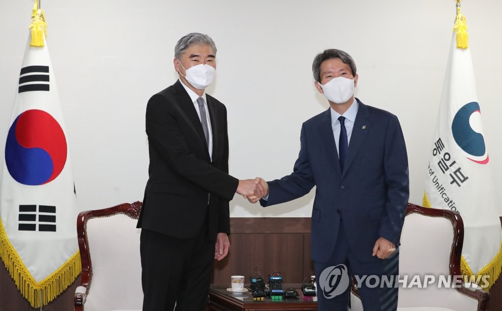 South Korean Unification Minister Lee In-young (R) poses for a photo with Sung Kim, U.S. special envoy for North Korea, during their meeting at the government complex in Seoul on June 22, 2021. (Yonhap)