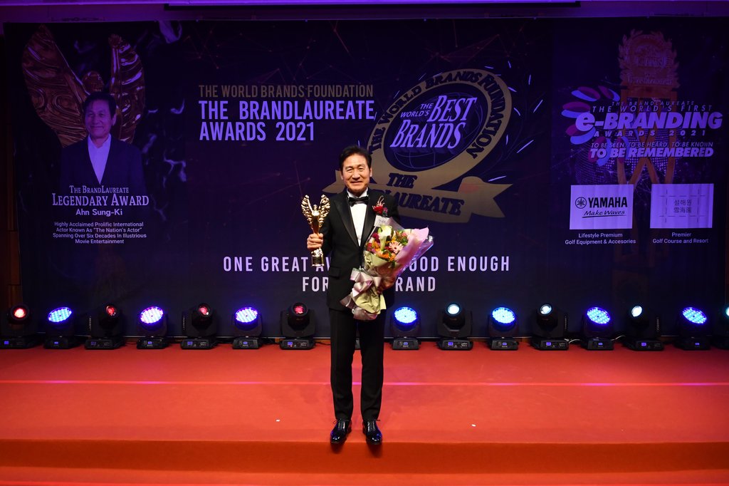 El actor Ahn Sung-ki gana un premio The Brand Laureate El actor Ahn Sung-ki gana un premio The Brand Laureate