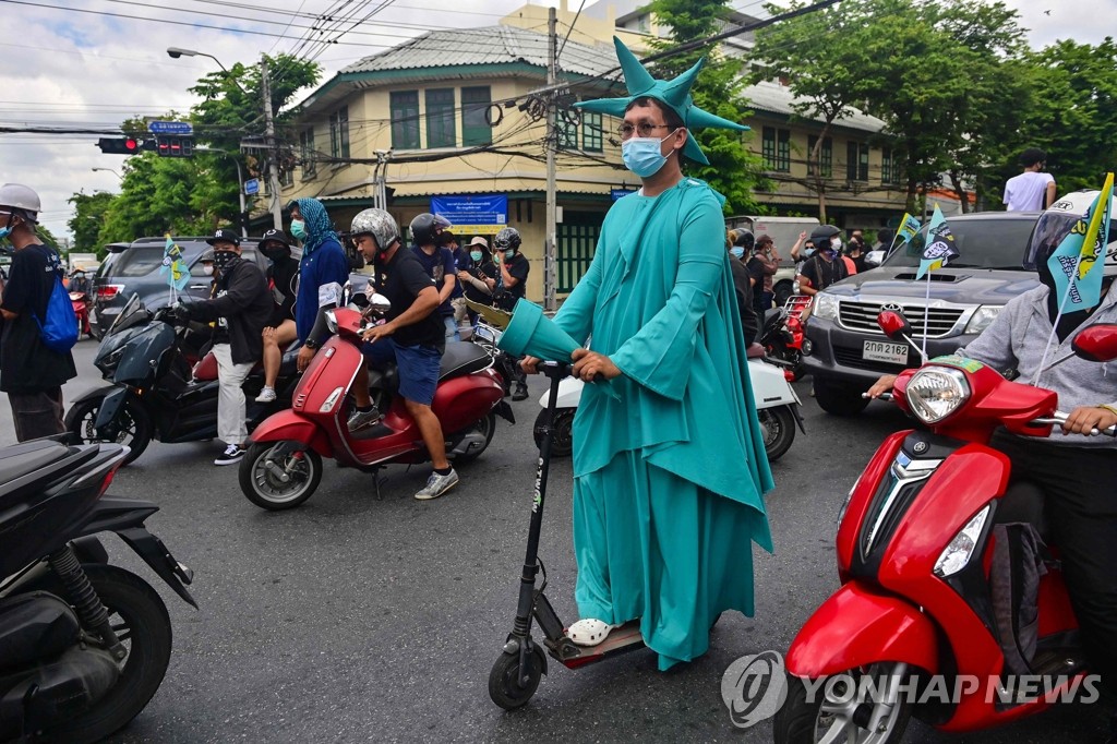 ′자유의 여신상 차림으로′…태국 반정부 오토바이 시위