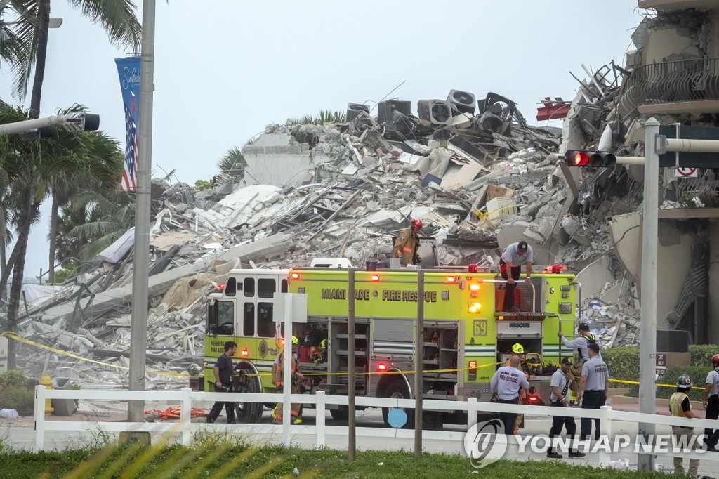 미 플로리다 12층 아파트 붕괴 현장에 출동한 구조대