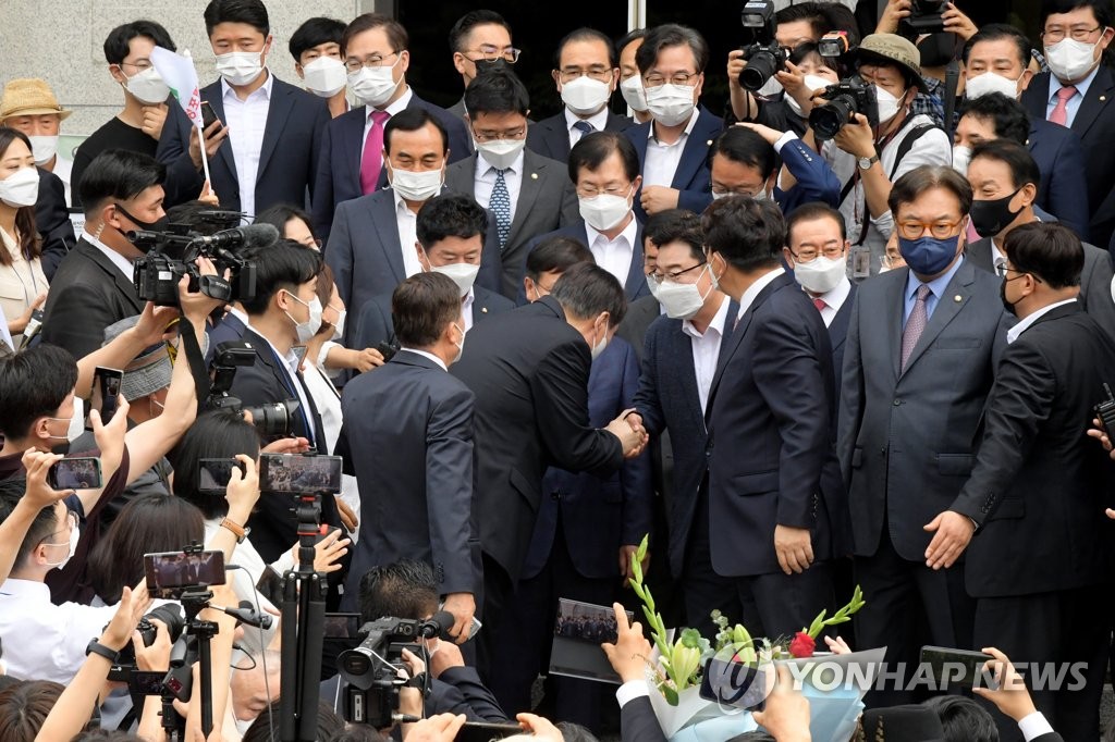 국민의힘 의원들과 악수하는 윤석열 전 검찰총장
