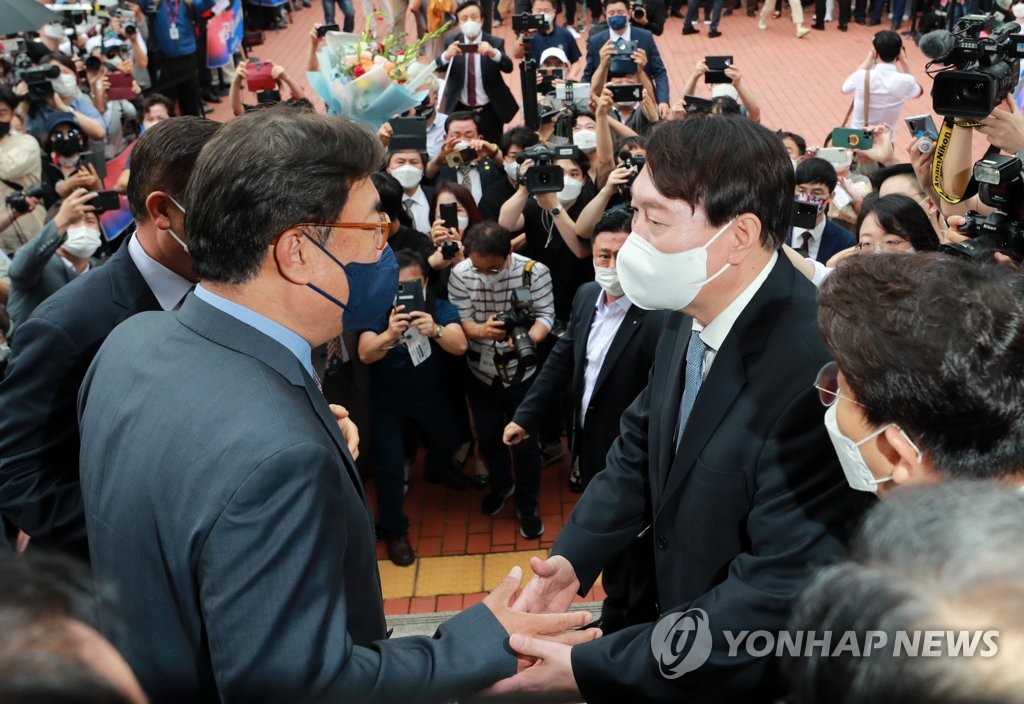 국민의힘 정진석 의원과 인사하는 윤석열 전 검찰총장
