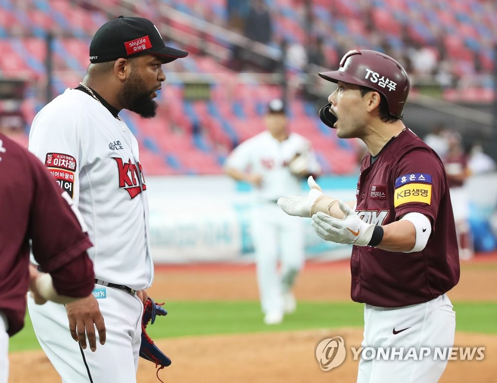 신경전 벌이는 데스파이네와 이용규