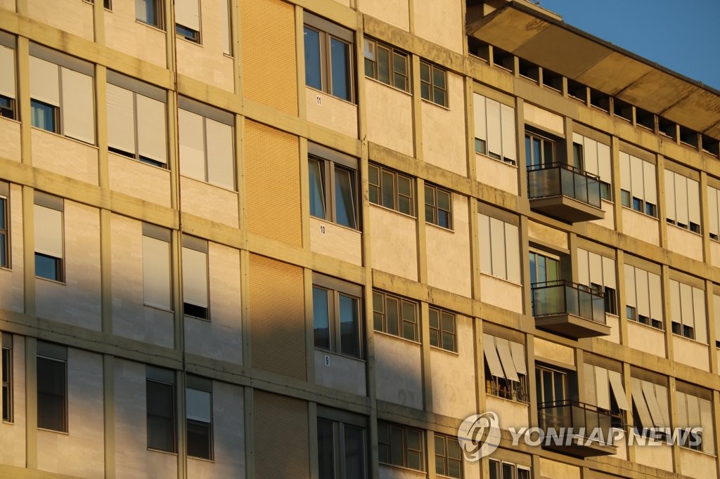 교황 입원한 로마 제멜리 종합병원