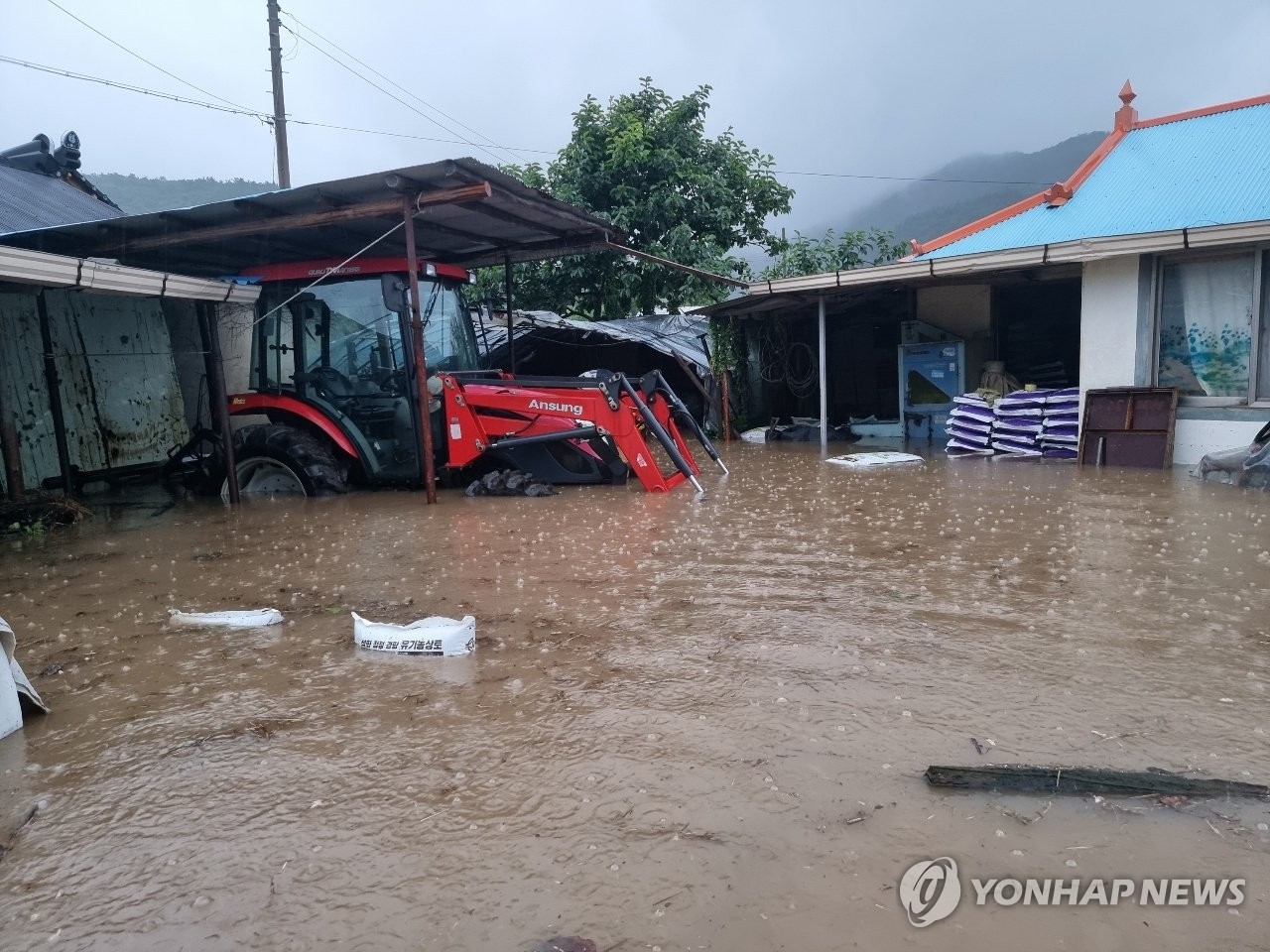 폭우로 무릎 높이까지 잠긴 마을