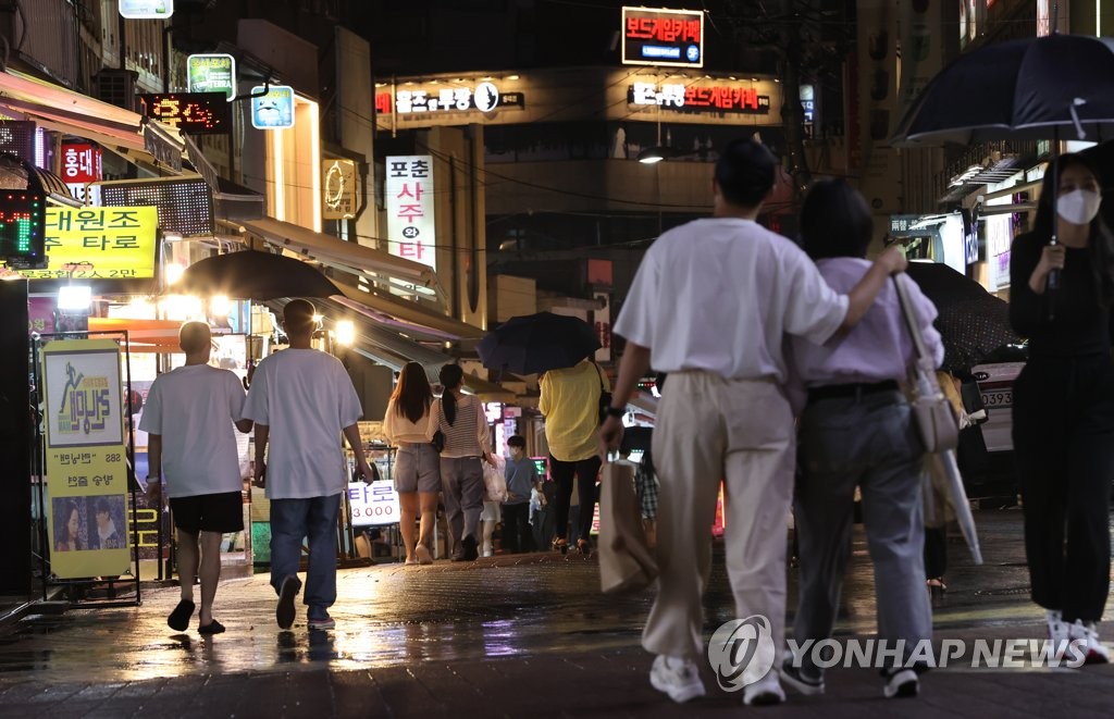 확진자 급증에 비교적 한산해진 홍대거리