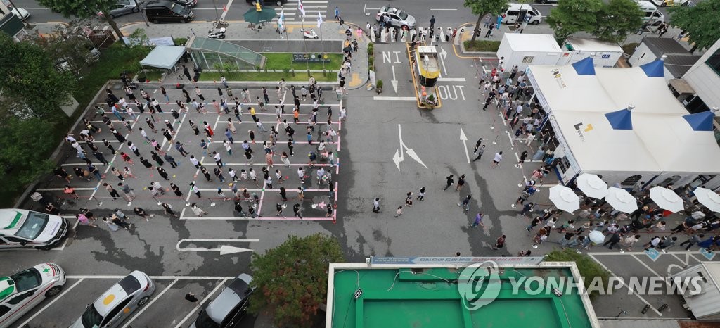 거리두기 4단계 격상, 선별진료소 아침부터 북새통
