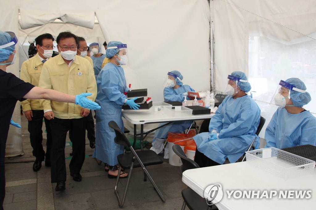 임시선별진료소 현장 방문한 김부겸 총리