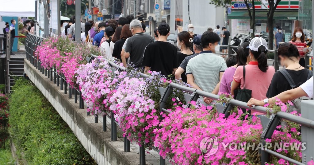 삼복 더위에 긴 검사 행렬 이중고