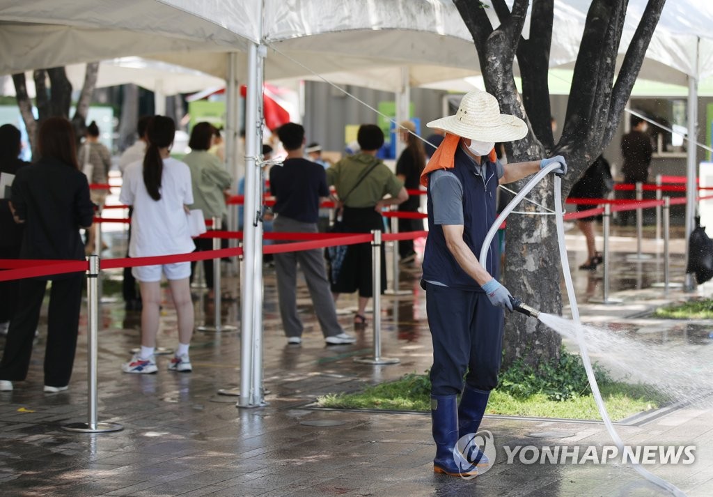 폭염 속 선별검사소