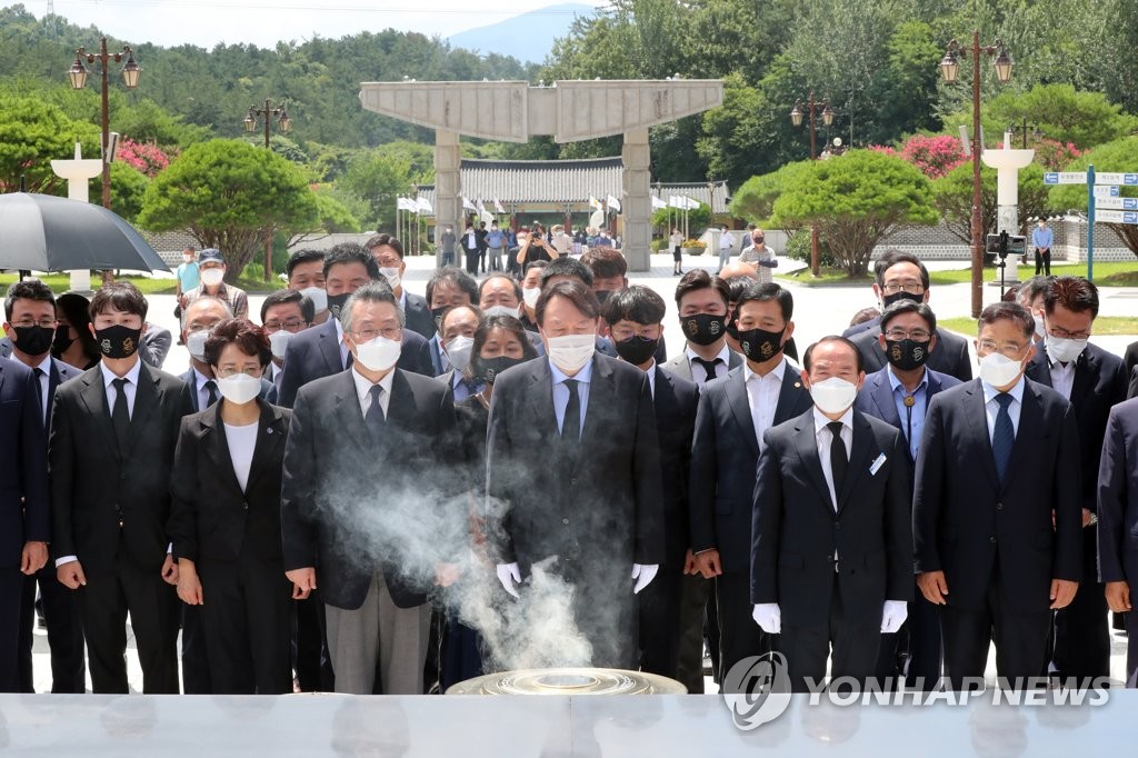 윤석열 5·18 묘지 참배
