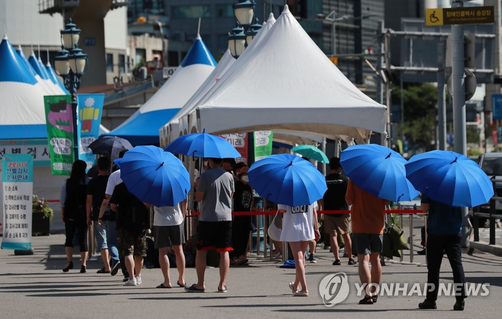뙤약볕 아래 검사 대기