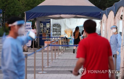 밤에도 운영되는 임시 선별검사소