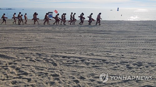 밤새 출입 통제됐던 경포해수욕장