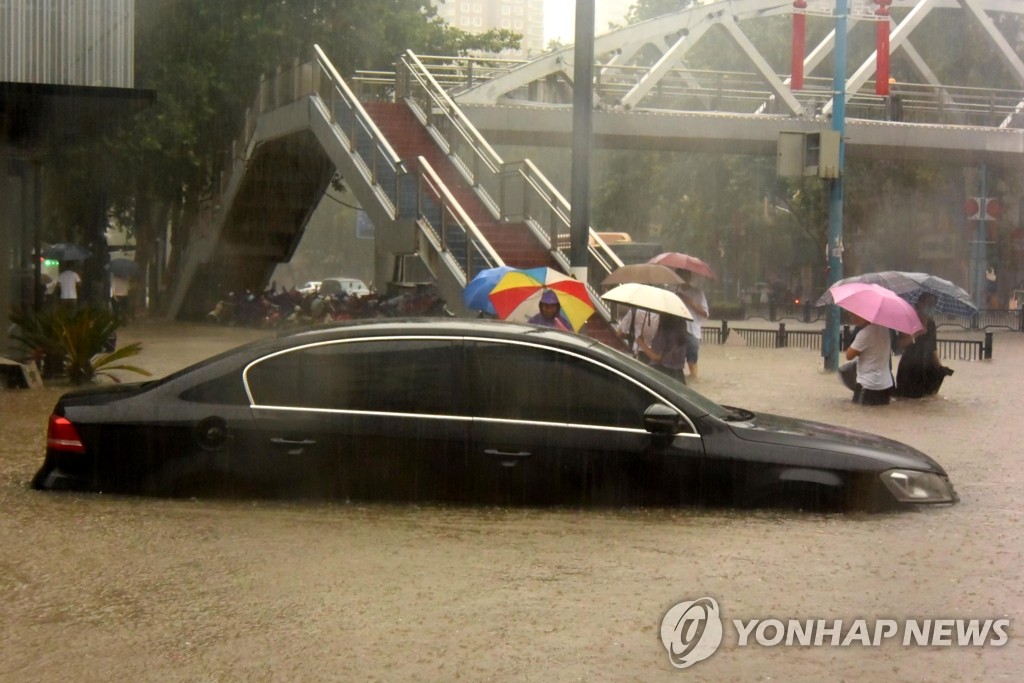 중국 허난성 정저우 폭우로 물에 잠긴 차량
