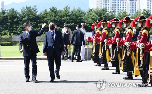 약식 의장 행사 참석한 한-영국 국방장관