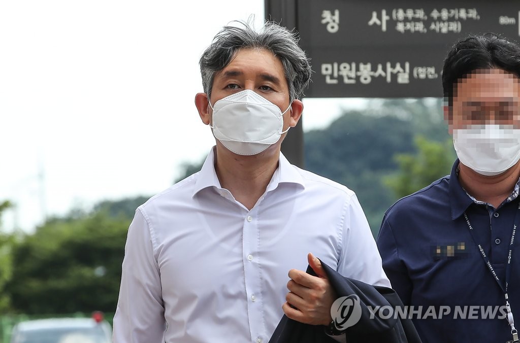 보석으로 석방되는 라임 사태 핵심 김봉현 전 회장