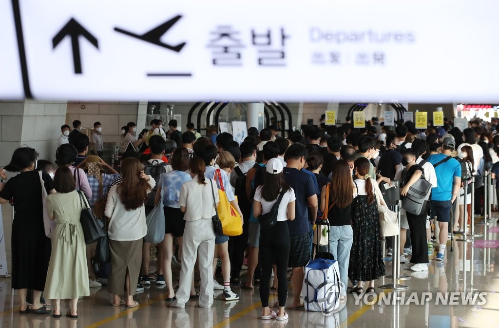 김포공항, 여행객들로 '인산인해'