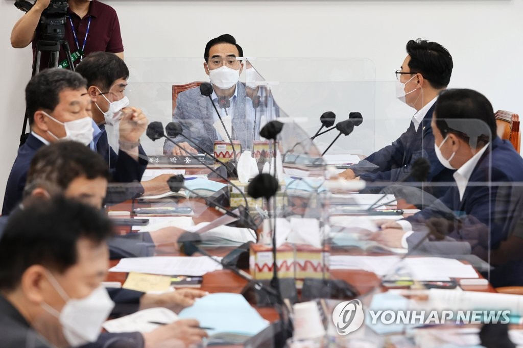 추경예산안 등 조정소위 주재하는 박홍근 소위원장