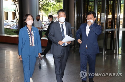 경찰청 들어서는 국민의힘 의원들