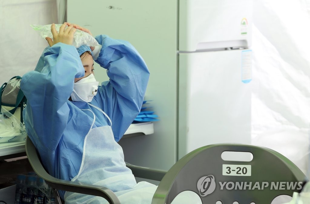 더위에 지쳐가는 의료진