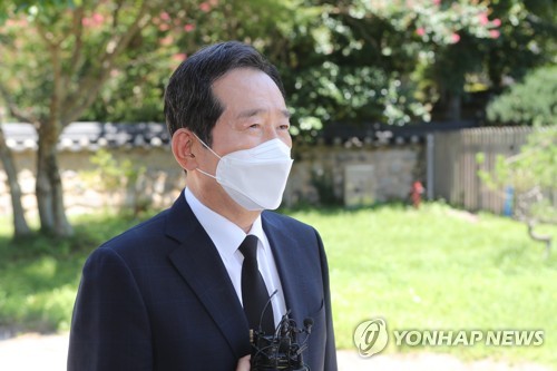 취재진과 인터뷰하는 민주당 정세균 후보