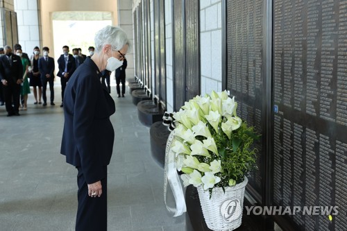 전사자명비에 묵념하는 웬디 셔면 미 국무부 부장관