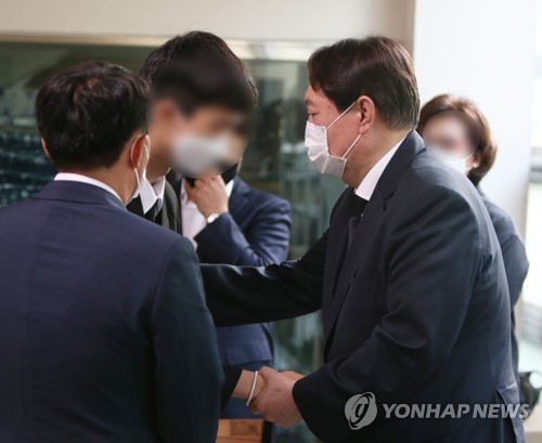 천안함 폭침 희생자 유족 위로하는 윤석열